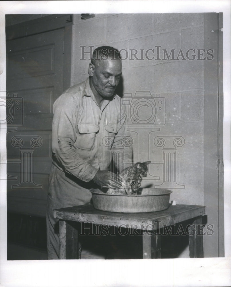 1959 Press Photo Eugene Shaw Animal Welfare League Chi - RRU16933 - Historic Images