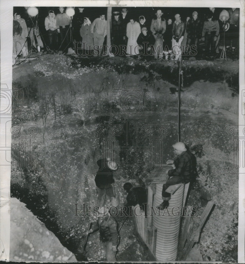 1951, Rescuers Dig Crater - RRU16971 - Historic Images