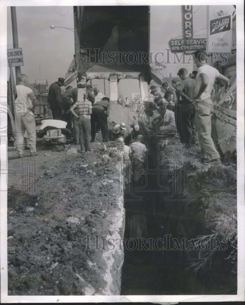 1961 Press Photo Robert ONeill&#39;s Ditch Digging Machine - RRU16975 - Historic Images