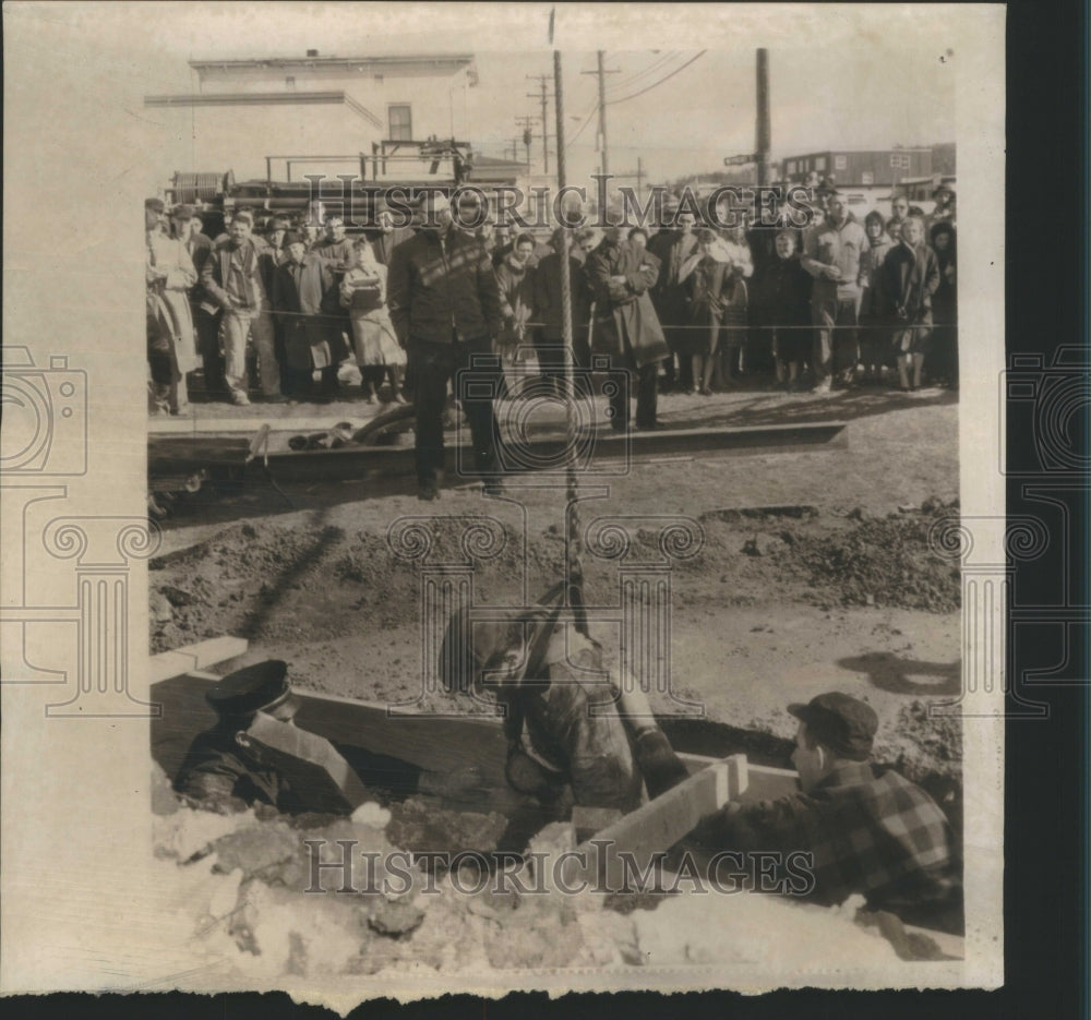 1963 Buried Alive Rescuers prepare to haul - Historic Images