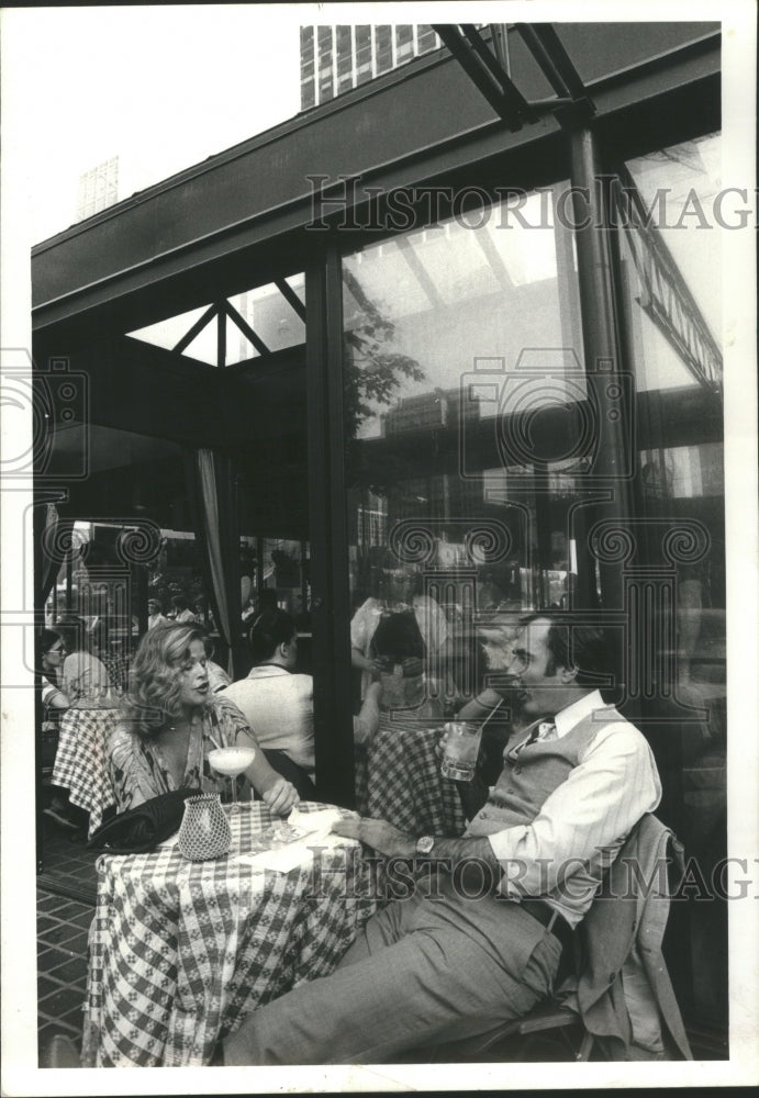 1979 Press Photo Parisian Tradition Eating Outdoor - RRU17107 - Historic Images