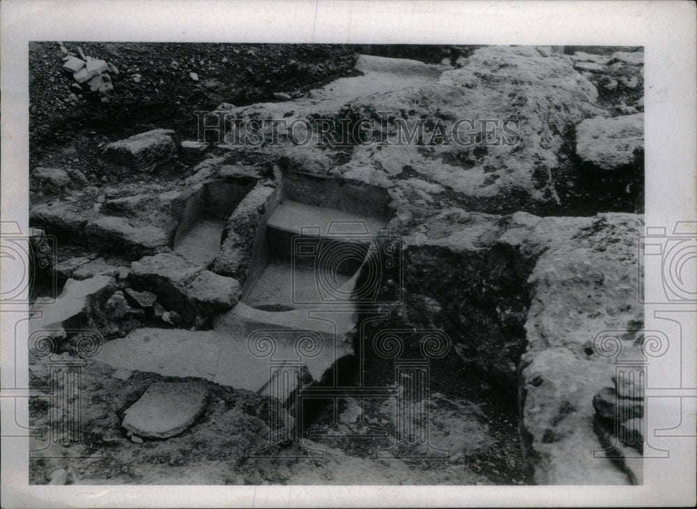 1954 Press Photo 2,300 year old bathtub excavated - Historic Images