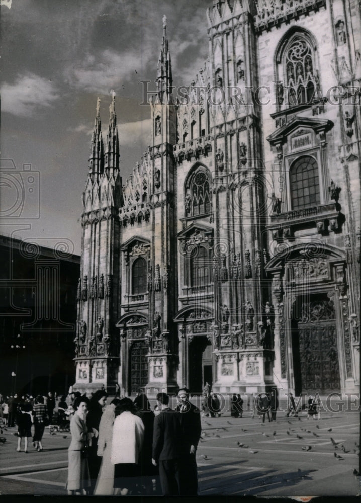 1977 Press Photo Milan Cathedral Exterior Crowds - RRU20063 - Historic Images