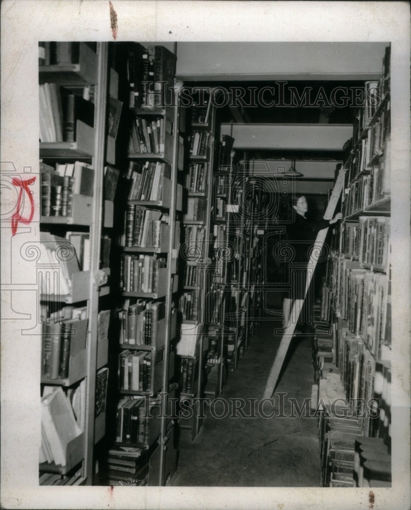 1945 Press Photo Rothschild Library Indexing Process - RRU20221 - Historic Images