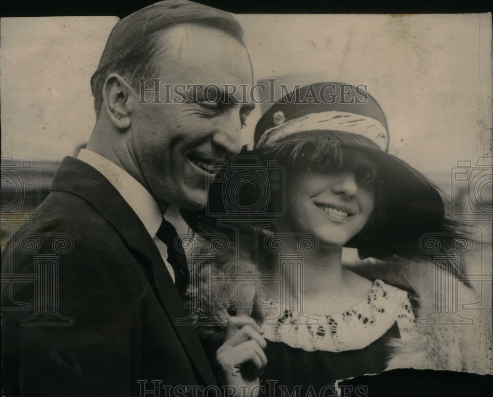 Press Photo A man and a lady in stylish clothes - RRU20281 - Historic Images