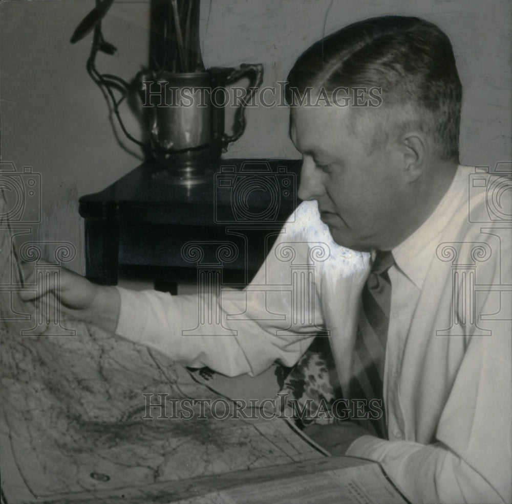 Press Photo A Man Examining a Map - RRU20471 - Historic Images