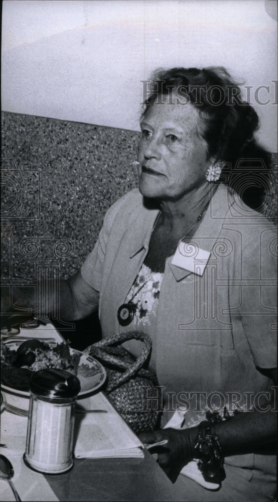 1960 Press Photo Mrs. Henry Van Schaack Eating A Meal - Historic Images