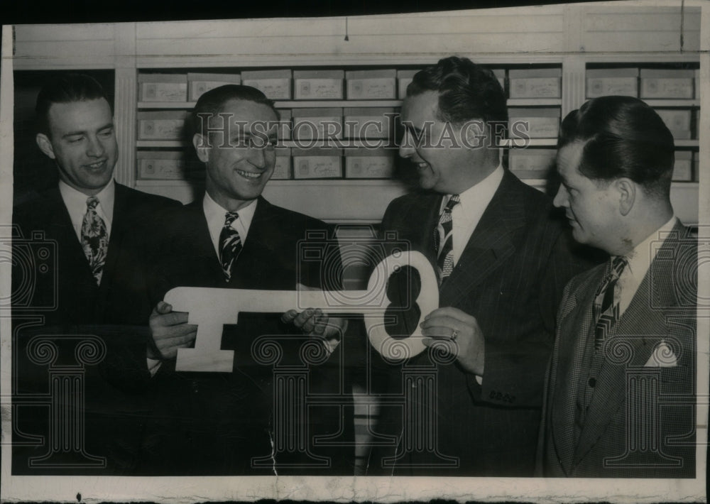 1947 JCPenny manager give key to successor - Historic Images