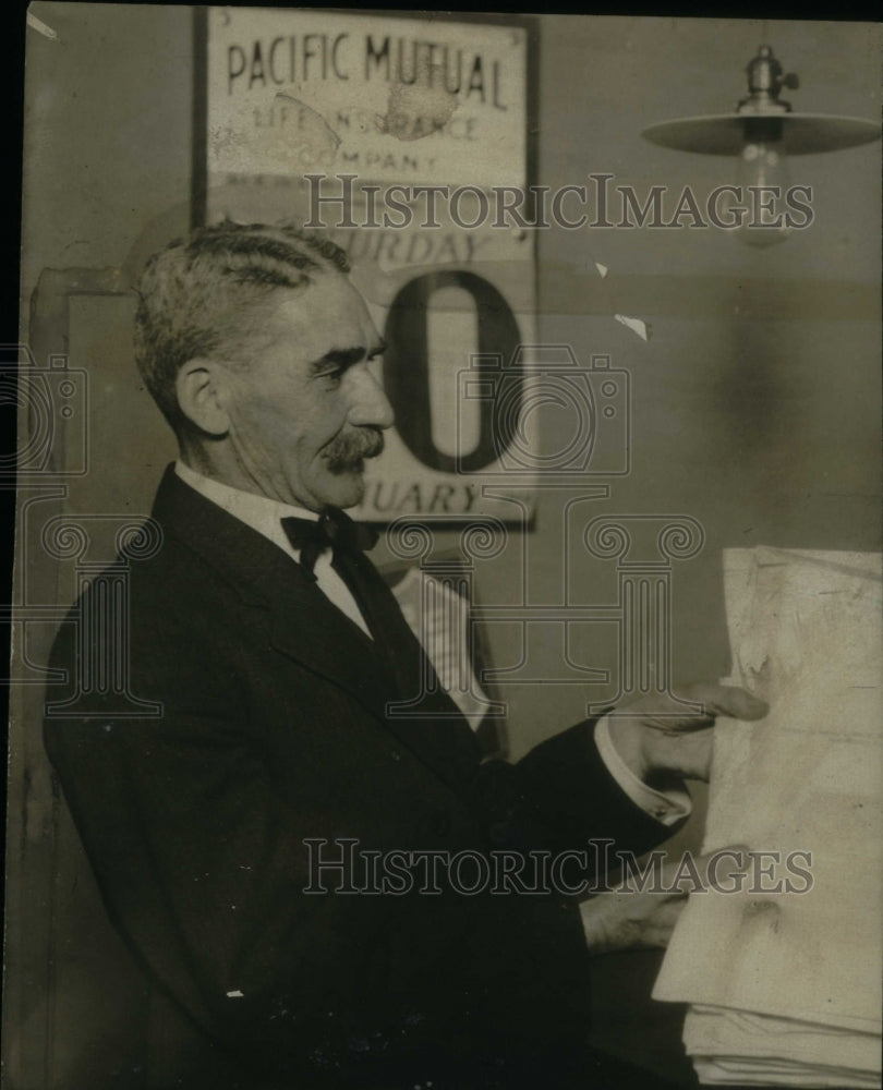 1914 Man In Front Of Calendar Holding Paper-Historic Images