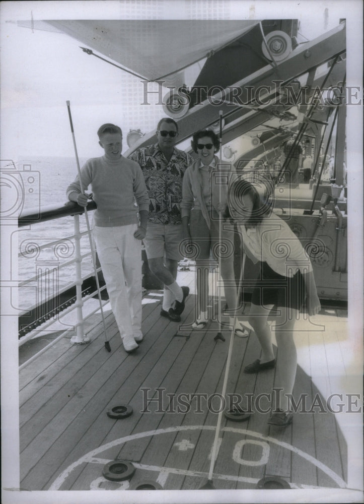 1958 Press Photo Gerald Hillyard &amp; Family - Historic Images