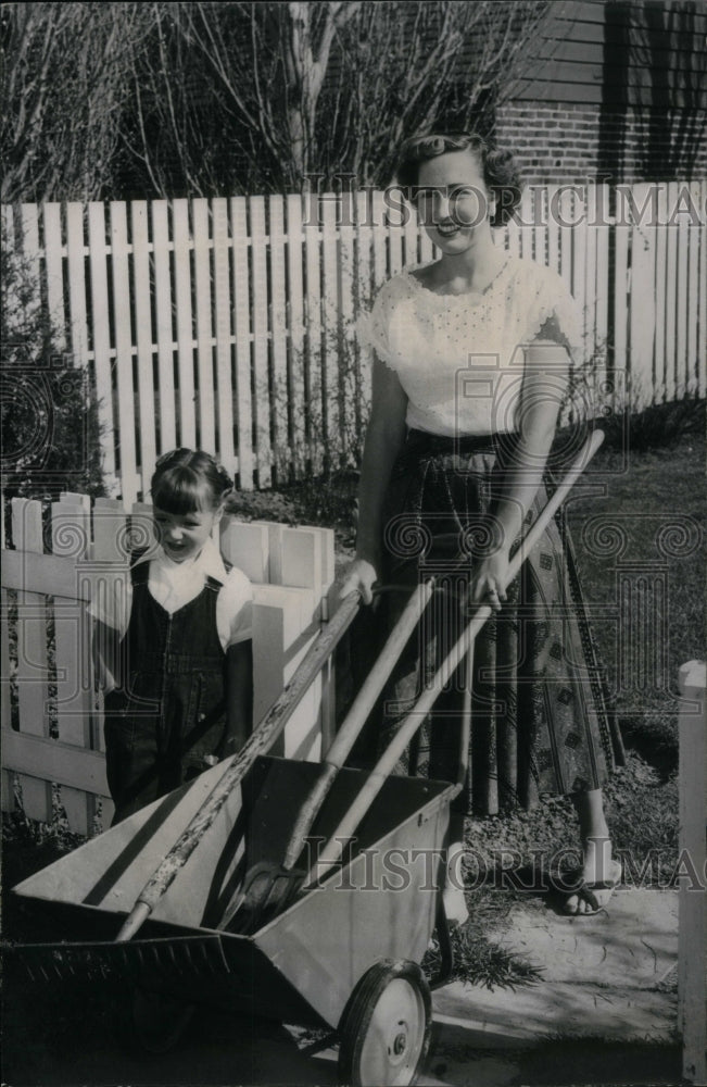 Press Photo Lady Carry Trolley Kid Floyd McCall Garden - Historic Images