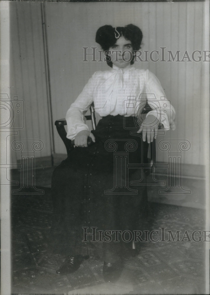 Press Photo Carmelino fiorino Wood Chair Hair Photo Top - Historic Images