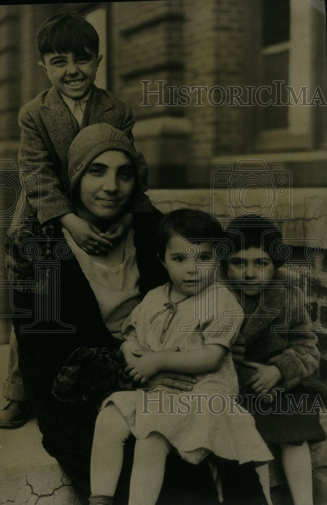 Press Photo Mrs Alex English Woman Children Photo Pose - Historic Images