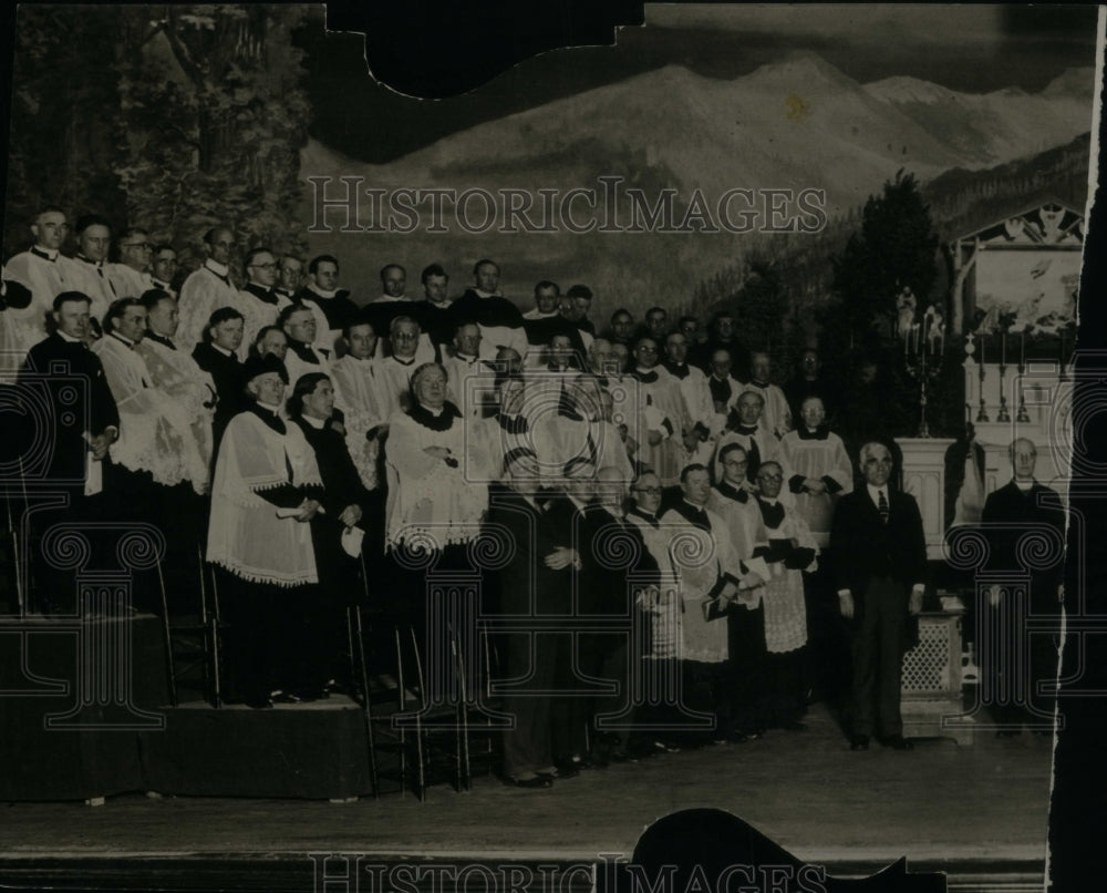 Press Photo People Group meeting attend Hall photo - RRU24233 - Historic Images