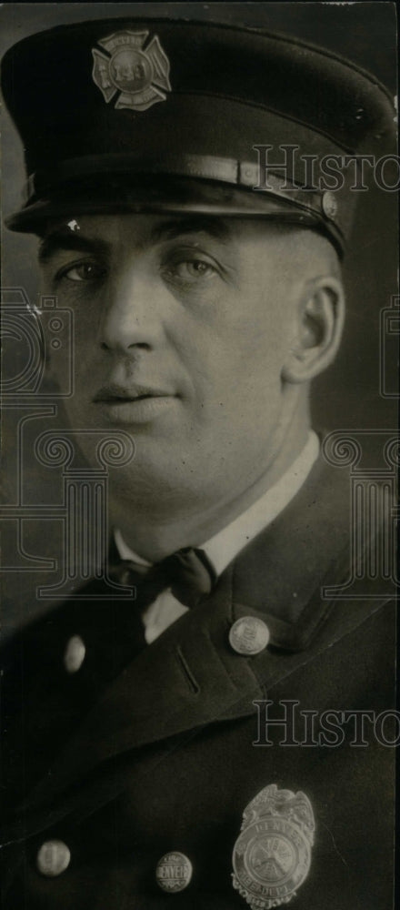1928 Press Photo Lieutenant L.T. Lane Fireman Detroit - Historic Images