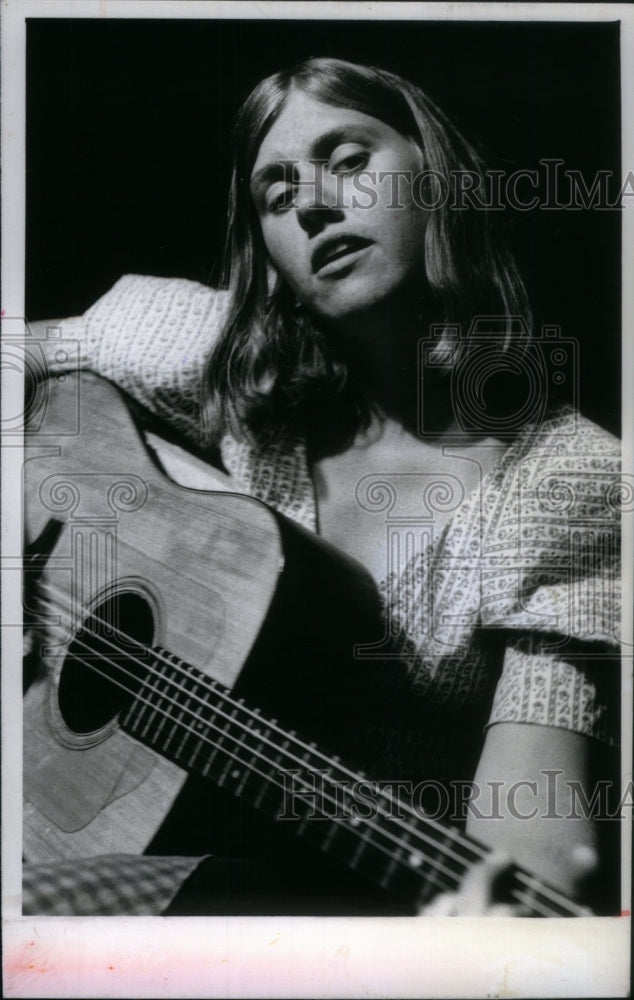 1974 Press Photo Folk Singer Ruthie Allen On Guitar - RRU25513 - Historic Images