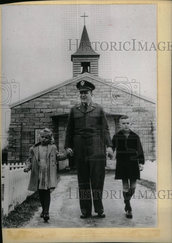 1950 Press Photo Reverend Thomas B Doyle With Children - Historic Images