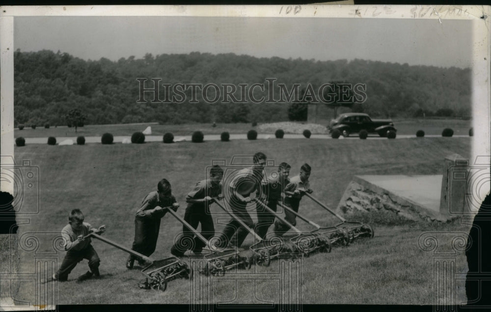 1941 Press Photo White Hall Young Men Glen Mill Other - RRU26727 - Historic Images