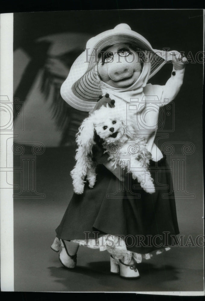 Press Photo Dolls Playing Purpose Children - RRU27173 - Historic Images