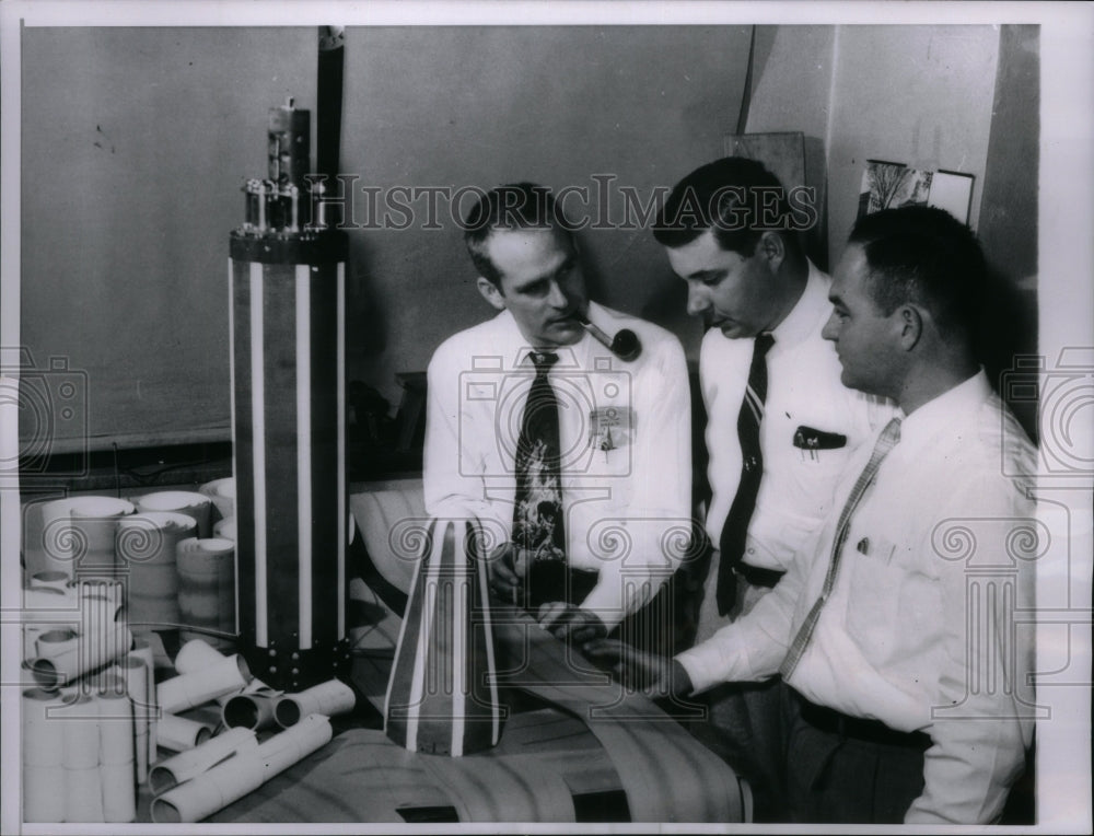 1958 Press Photo Physicit University Iowa Spare Explore - RRU27649 - Historic Images