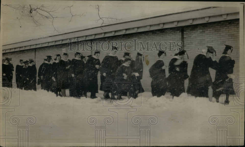 1973 Press Photo Students Degree Field House Snow March - RRU27667 - Historic Images