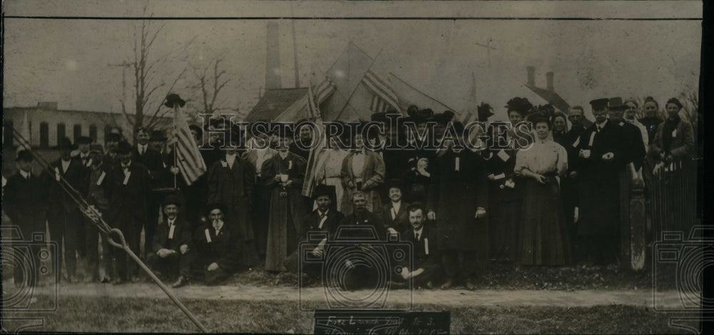 Press Photo Crowd of patriots with their flags - Historic Images