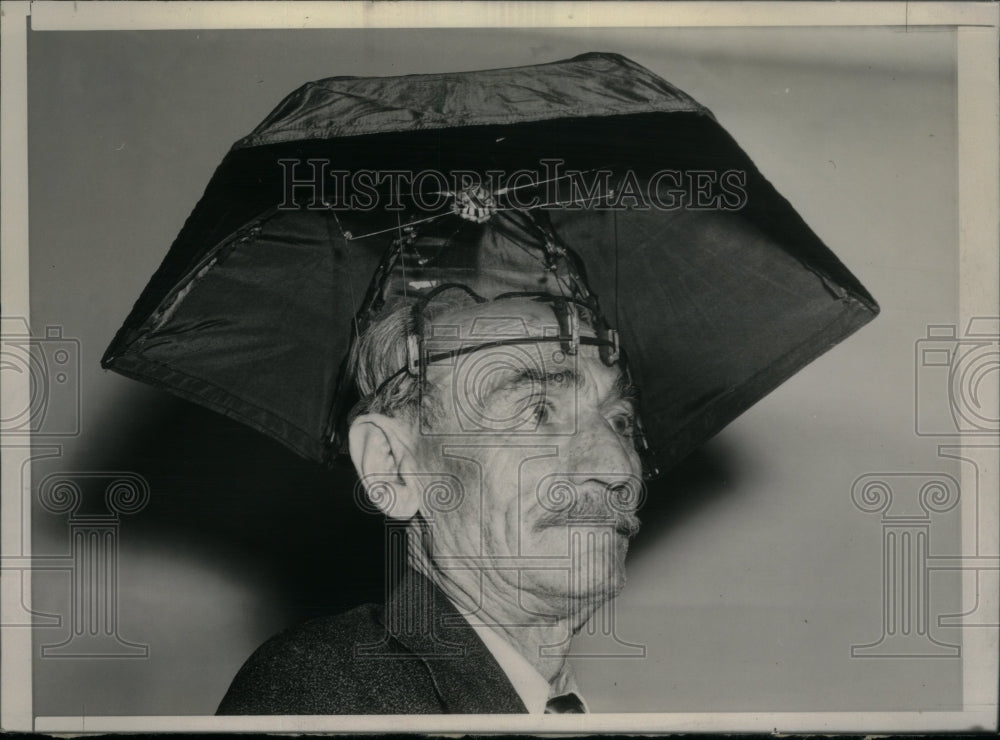 1939 Press Photo Max Fire Los Angeles Calif Umbrella - RRU28241 - Historic Images