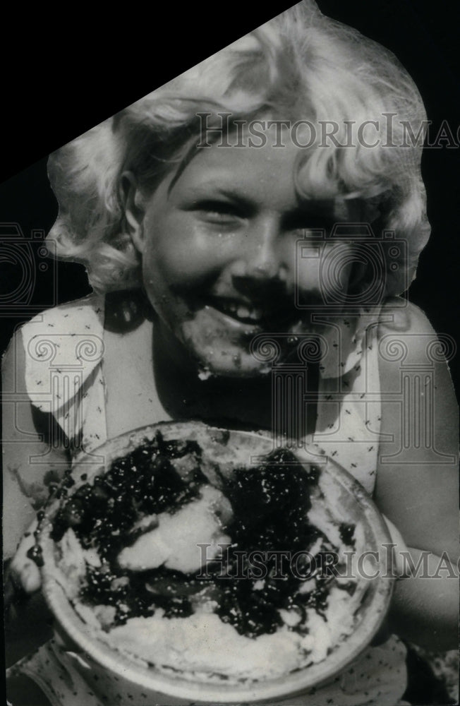 1931, Carolyn Arnold Contest Pie Rating Show - RRU28323 - Historic Images