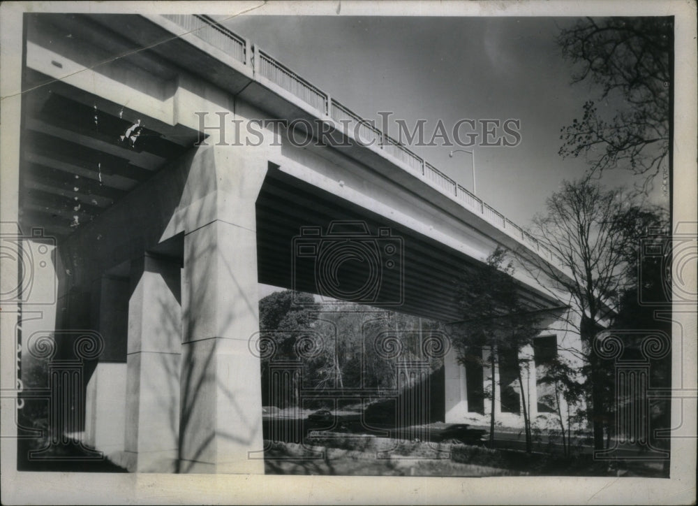 1965 Press Photo Prestressing engineers bridge girders - Historic Images