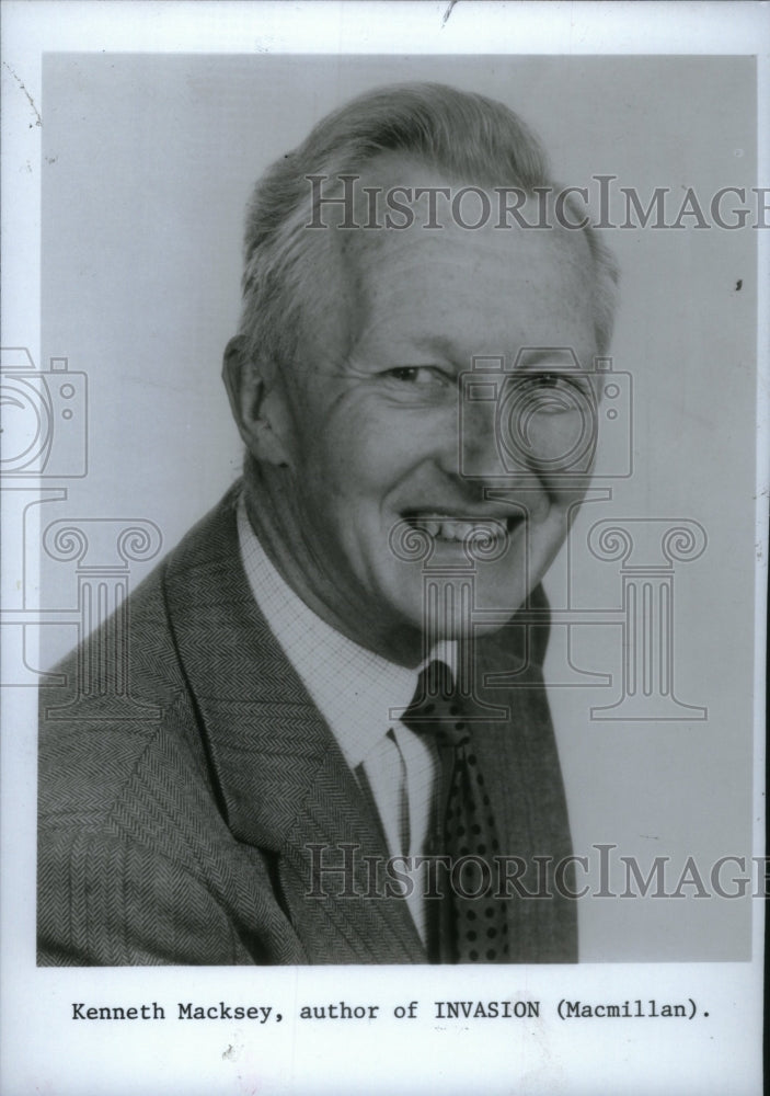 1981 Press Photo Kenneth Macksey Author Invastion - RRU28683 - Historic Images