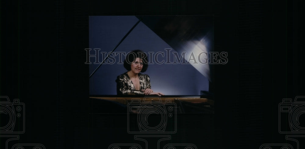 1993 Press Photo Maria Meirelles Pianist Goldish Green - RRU28961 - Historic Images