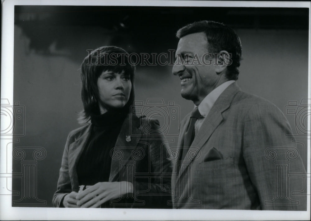 1985 Press Photo Lou Gordon Jane Fonda Actress TV - RRU29489 - Historic Images