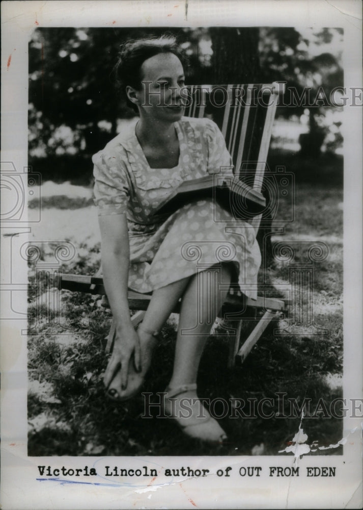 1962 Press Photo Victoria Lincoln Author Eden Out - RRU29527 - Historic Images