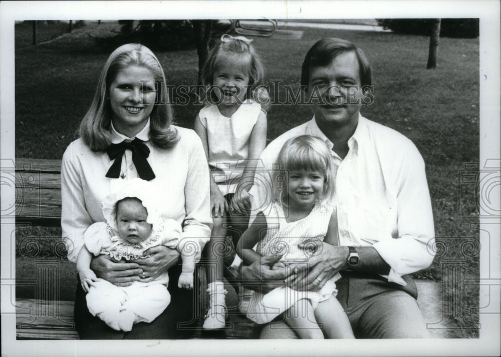 1981 Press Photo Representative Dennis Hertel Family - Historic Images