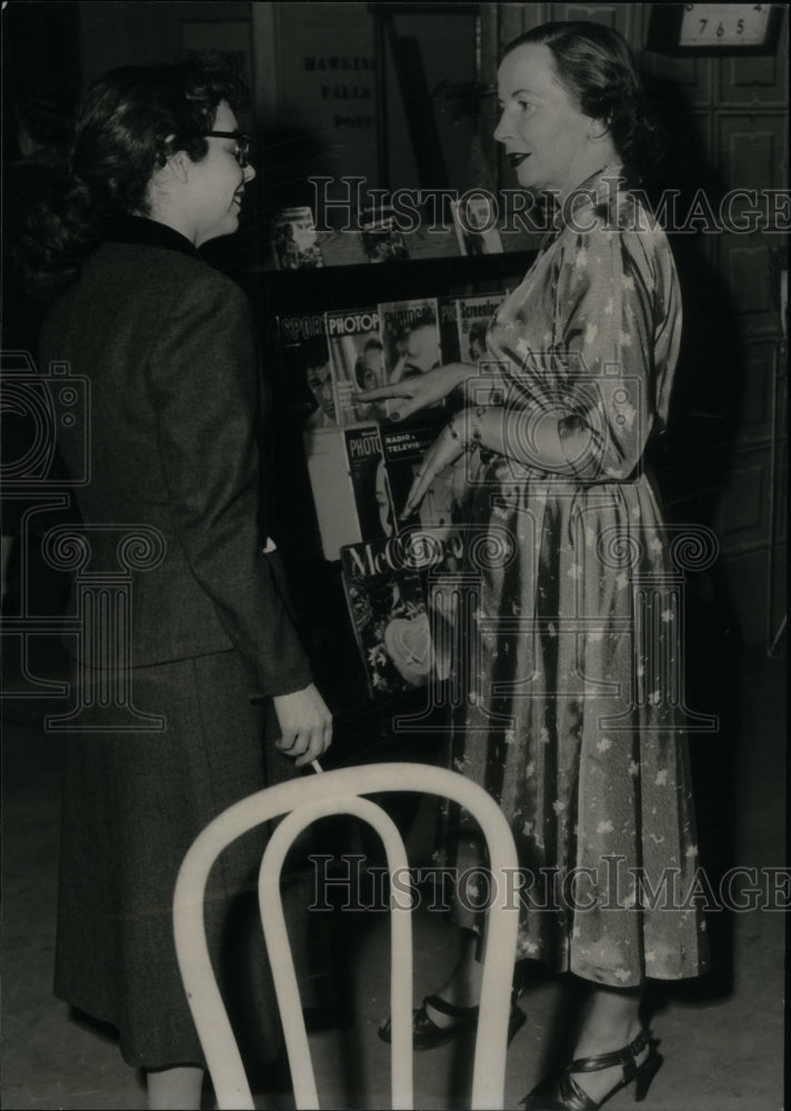 Press Photo Magazine Rack Women Conversation - RRU29971 - Historic Images