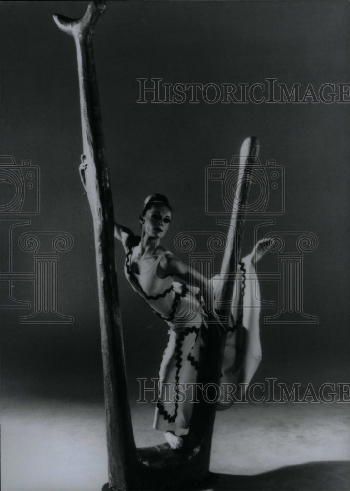 2000, Christine Dakin Featured Dancer - RRU30427 - Historic Images