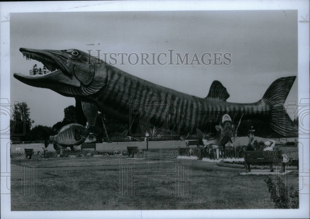 1992 Muskie statue 4 1/2 stories tall - Historic Images