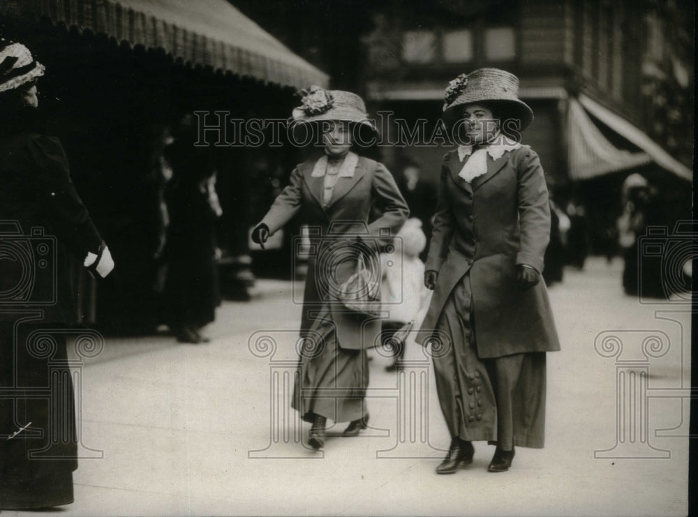 1944 1900&#39;s Womens Clothing - Historic Images