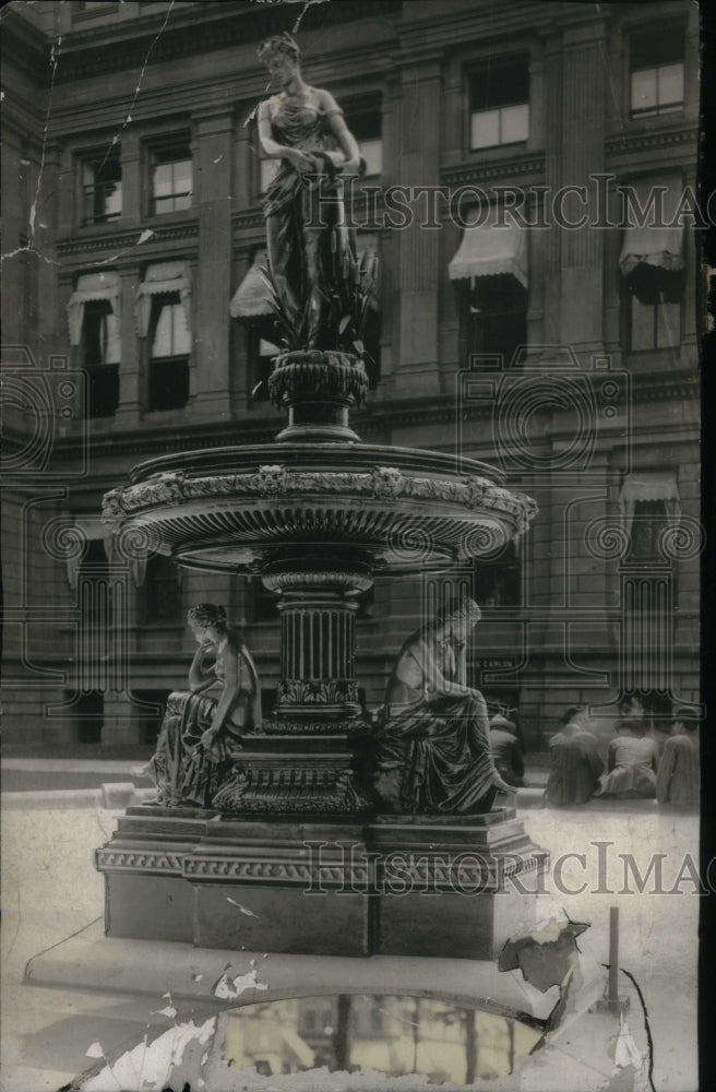 Press Photo Fountain Courthouse Lawn - RRU30587 - Historic Images