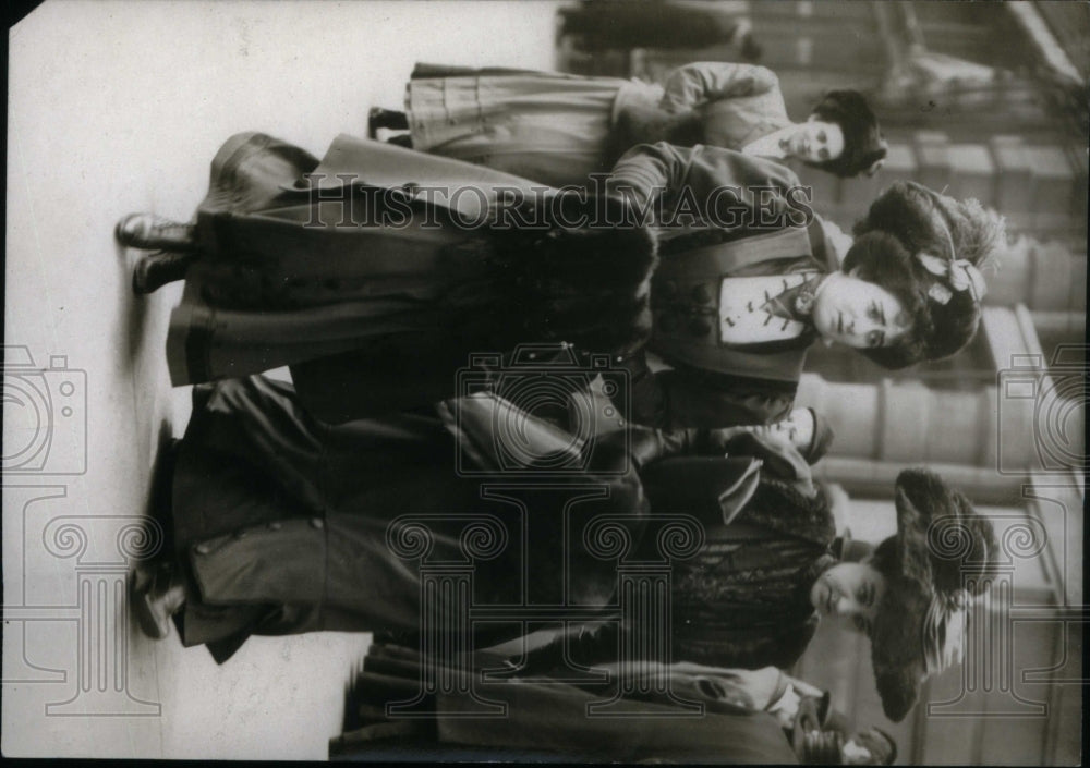 1944 Press Photo 1890s womens fashion - Historic Images