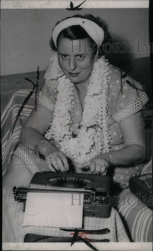 1947, Newspaperwoman Gwen Dew - RRU30841 - Historic Images