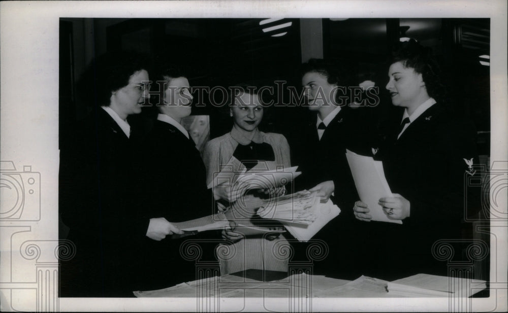 1945 Press Photo Chicago Waves Navy News Center Fleet - Historic Images