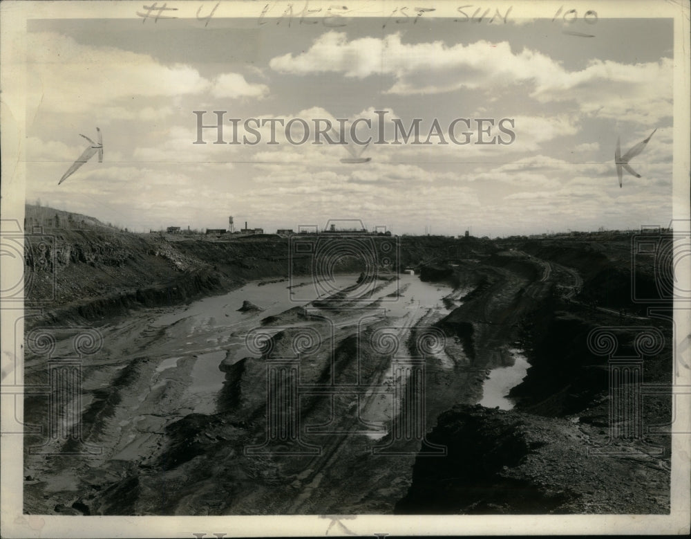 1943 Press Photo Spring Drained Mountain Iron Mine - Historic Images