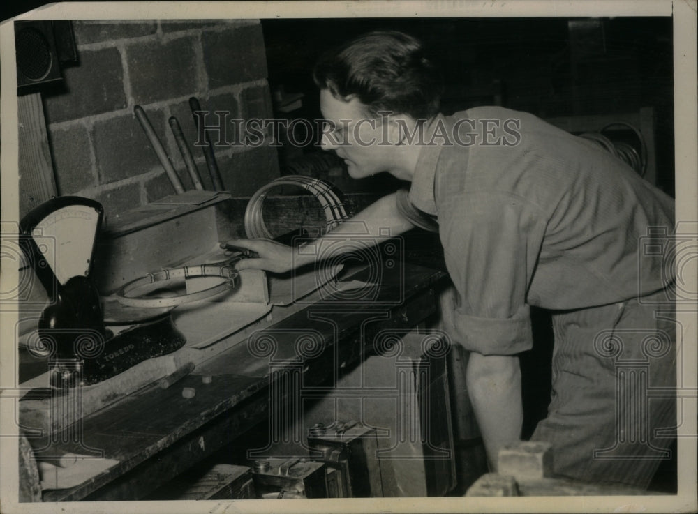 1940 Press Photo Handles Grips Leathered Farms Weight - Historic Images