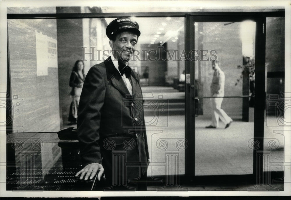 1978 Eddie Winfield Doorman new berry plaza - Historic Images