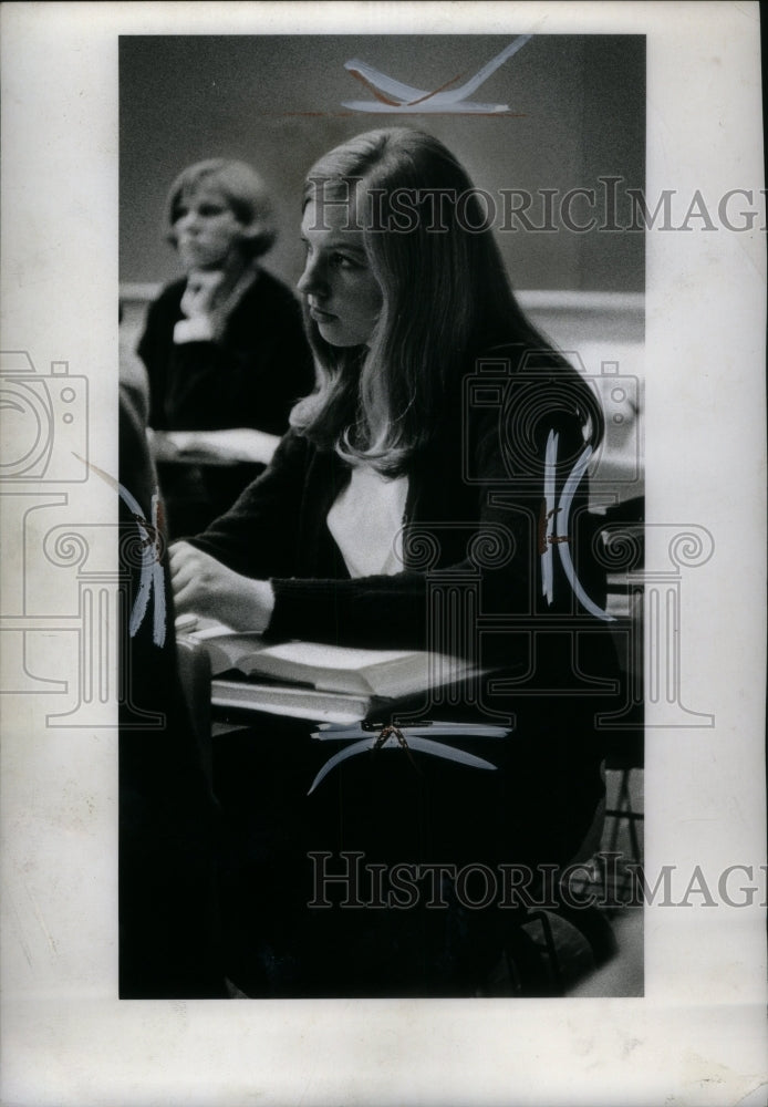 1966 Press Photo Carolyn Scheid Calss Room Oakland - RRU33121 - Historic Images