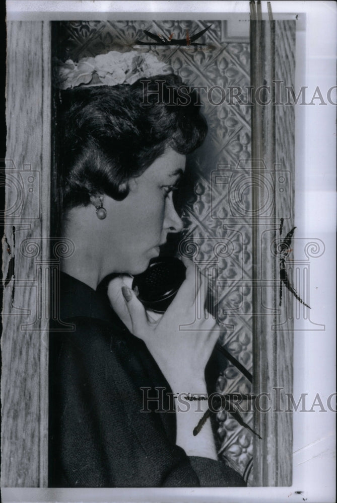 1961, Elizabeth Lnn Crosby Phone Room Actor - RRU33145 - Historic Images