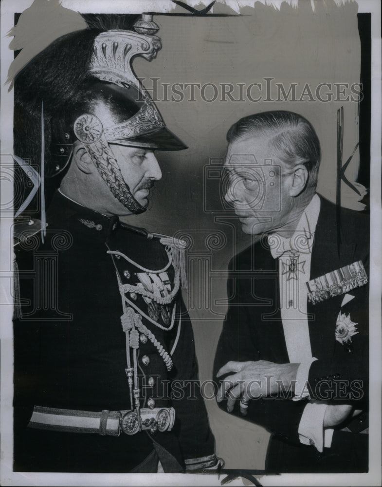 1958 Duke Windsor bemedaled Capt Mensbruge - Historic Images