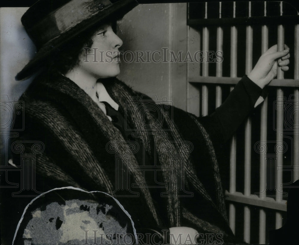 1919 Press Photo Dora Gressou Iron Grill Hat Blanket - Historic Images