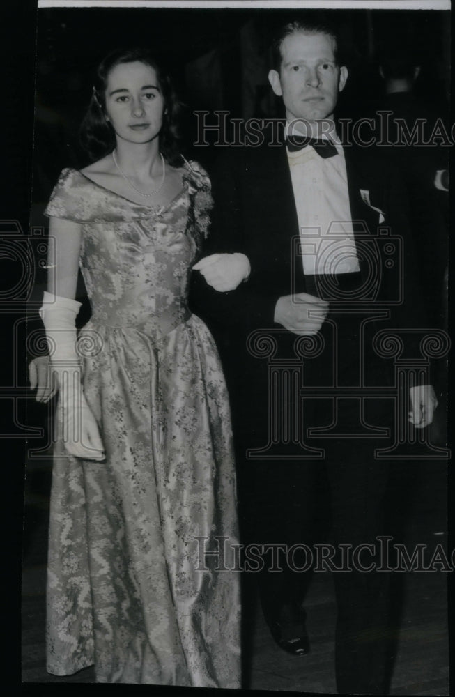 1944 Press Photo Debutante Waldorf Grand March New York - Historic Images